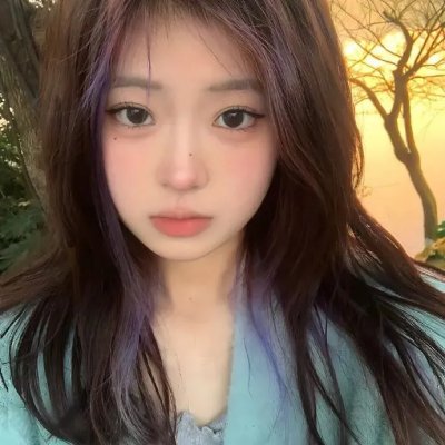 微光下的蓝色男孩